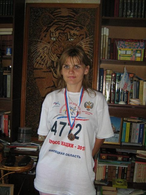 Дочь Тамара - награждена медалью за успехи в кроссе наций 2010 г, за спиной - ее картина, выложила из семян и зерна..JPG